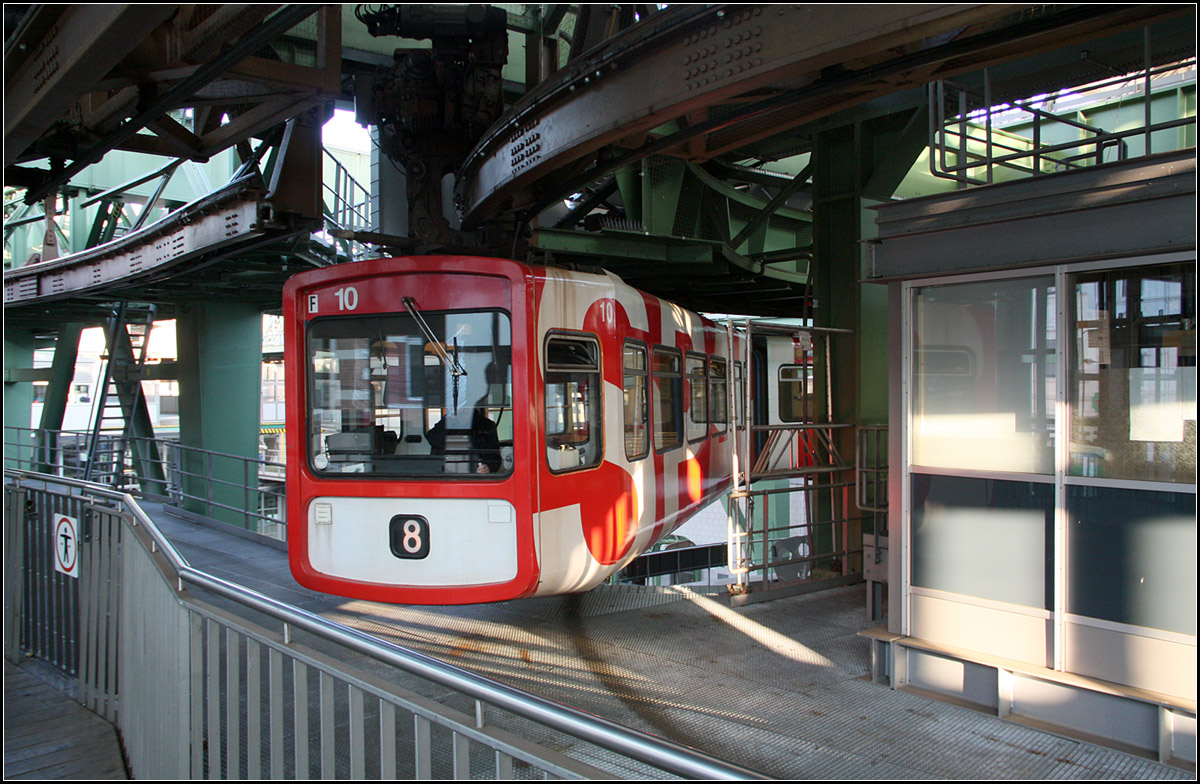 Ganz schön enge Bögen -

... kann die Schwebebahn befahren. Hier die Wendeschleife in der Station Vohwinkel.

04.10.2014 (M)