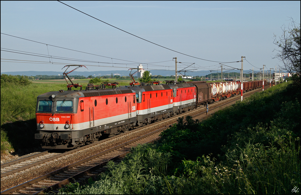 Ganz schön Power!!
1144.029+1144.123+1144.238 am 18.05.15 mit Güterzug bei Gramatneusiedl Ri. Wien.