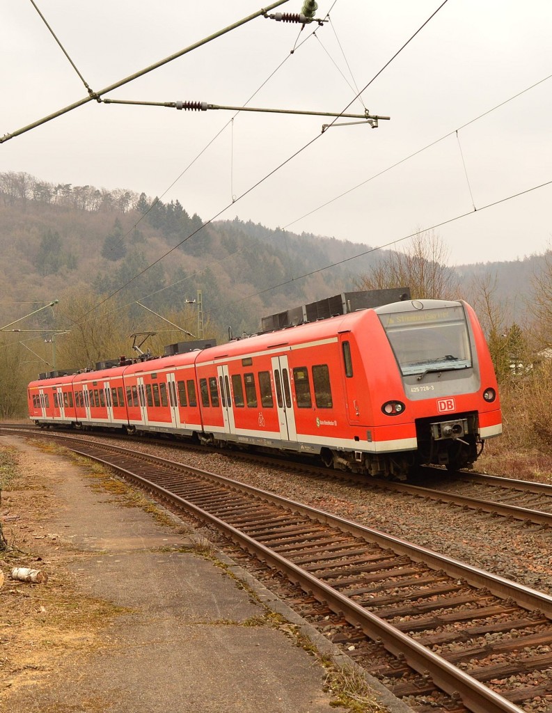 Ganz schön schräg! So legt sich der 425 528-3 in Neckargerach in die Bahnhofsausfahrt am Samstag den 14.3.2015 auf seinem Weg gen Zwingenberg Neckar.