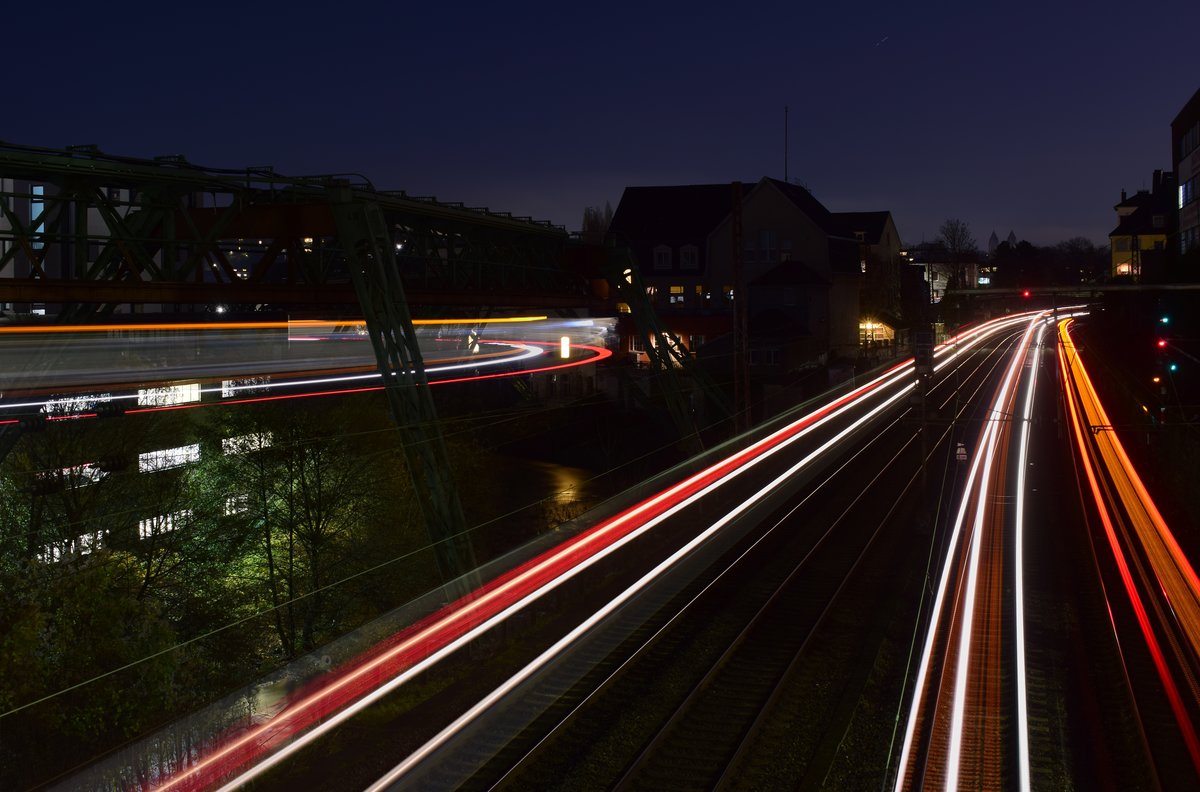 Ganz schön was los in Wuppertal. Links kreuzen sind 2 Schwebebahnen der RE4 von Dortund kommend nach Wuppertal fährt ebenso die S8 und rechts fährt die S7 nach Solingen. Das Glück das alles zeitgleich kam war natürlich nicht und so besteht das Bild aus einer Mehrfachbelichtung aus 3 Bildern.

Wuppertal 28.11.2020
