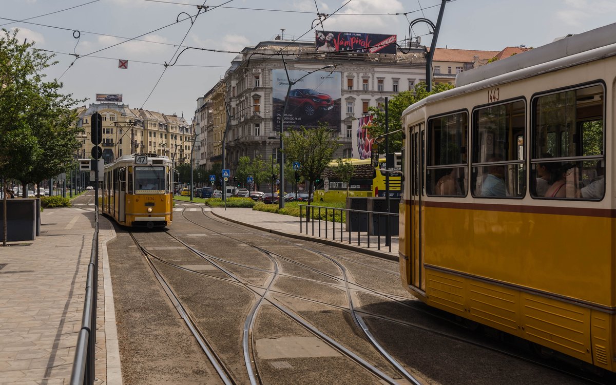 Ganz Tw 1434 vor Tw 1344 am 29.Juni.2017 in der Endstelle  Deák Ferenc tér M  Die Endstelle ist mittels Gleiskreuzung in alle Richtungen befahren und wird von der Linie 47 sowie 49 gleichermaßen genutzt.

Wenn die beiden Gleise in der Haltestelle belegt sind, wird die vorgelagerte Haltestelle zum aussteigen genutzt.