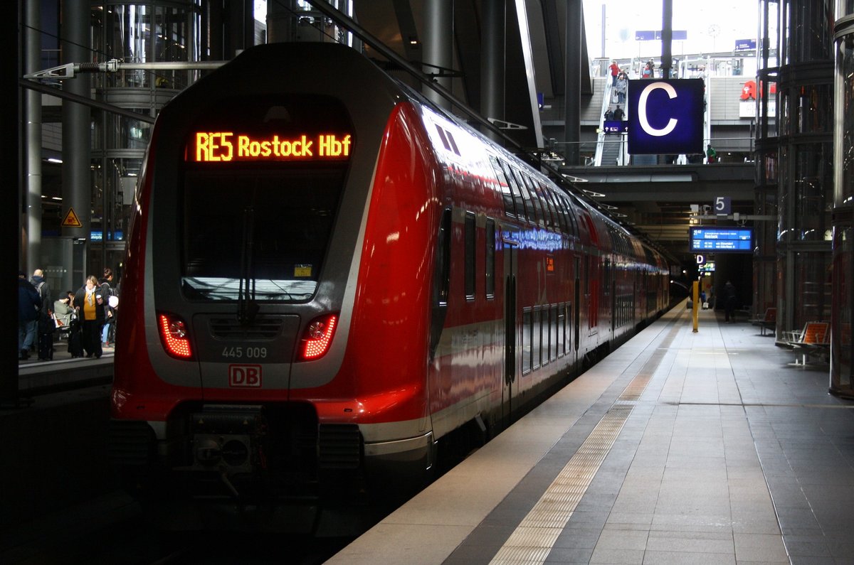 ganz unten - DB Regio 445 009 als RE5 nach Rostock Hbf in Berlin Hbf tief am 17.02.2020.