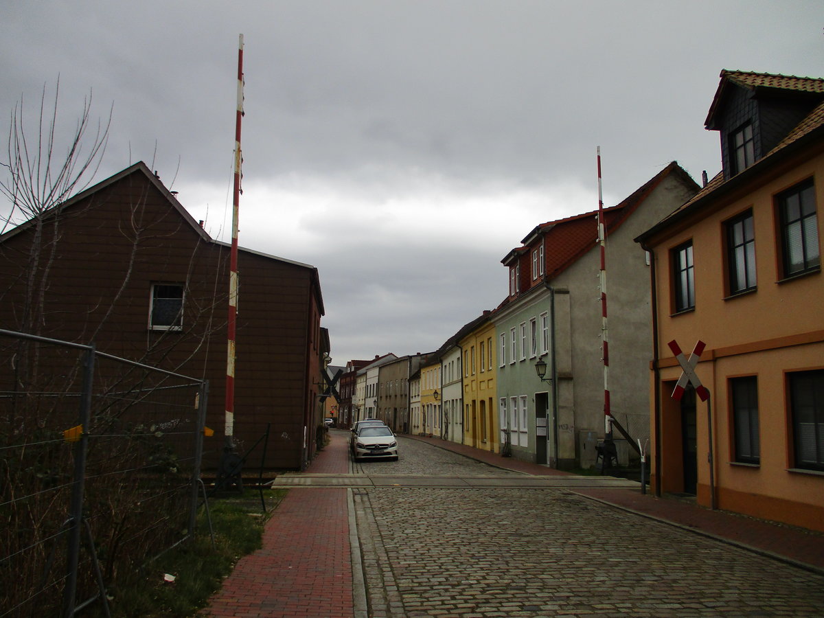Ganz versteckt in Krakow am See dieser kleine,mechanische Bahnübergang am 22.Februar 2020.