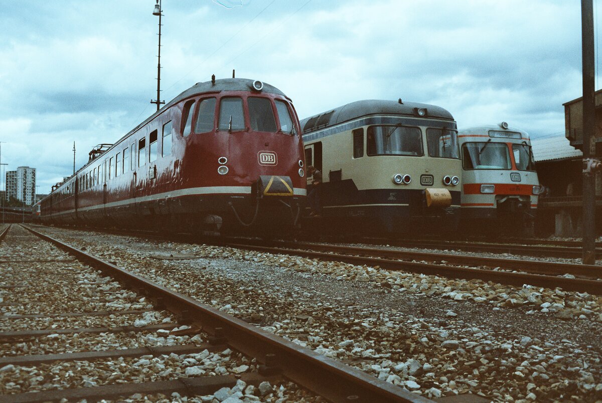 Ganz vorn ein ET 56 der DB, ganz rechts eine Stuttgarter S-Bahn der Baureihe 420 auf einer Feier des BDEF auf dem Areal neben dem Stuttgarter Hauptbahnhof, 31.05.1984