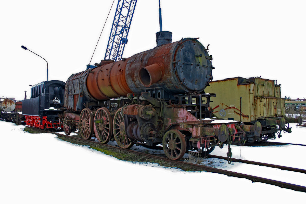  Ganz in Weiß : Am 15.03.2006 steht der ehemalige Dampfspender 23 1028 in Röbel beim Verein  Hei Na Ganzlin 