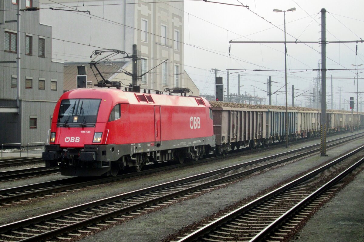 Ganzzug mit 1116 139 steht am 30 Dezember 2016 in Linz Hbf. Das Bild wurde vom Zug aus gemacht.