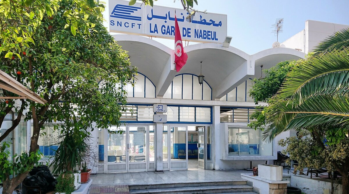 Gare de Nabeul ist der Endpunkt des in Bir Bouregba abgehenden Streckenastes von Tunis. Nabeul ist ein Touristenort und gilt in Tunesien als Zentrum für Töpferei- und Keramikkunst.
Die Stadt liegt etwa 65 km (Fahrtstrecke) südöstlich von Tunis auf der Südseite der Halbinsel Kap Bon am Golf von Hammamet. Der Touristenort Hammamet selbst ist nur etwa 14 km in südwestlicher Richtung entfernt. Der komplette Schienenverkehr wird mit französischen AMG-800-Dieseltriebwagen abgewickelt.