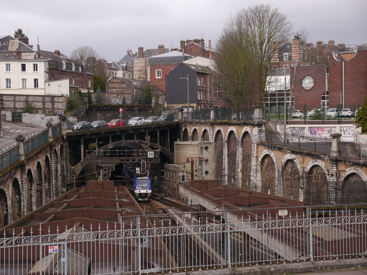 Gare de Rouen-Rive-Droite. 
Hier zu sehen die Westseite der beengt im Einschnitt liegenden Bahnsteige mit dem direkt anschließenden Tunnel-de-Saint-Maur (1065m lang) aus dem aus Richtung Le Havre gerade der SNCF-Z2765 einfährt. Durch die sehr beengte Lage zwischen zwei Tunnels und in einem Einschnitt sind die Bahnsteig- und Gleislängen äußerst begrenzt und nicht erweiterbar. Es wird diskutiert stattdessen einen neuen Bahnhof am linken Seineufer zu bauen. Da dazu aber auch eine Seinebrücke und lange Zufahrtstunnel nötig sind, wird dies immense Kosten verursachen und die Umsetzung ist noch lange nicht sicher. 28.03.2016 Rouen-Rive-Droite
