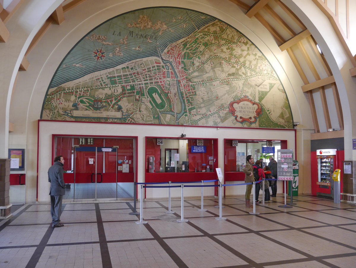 Gare de Trouville-Deauville Innenansicht. 
Der Bahnhof für die beiden berühmten Seebäder Trouville und Deauville wurde 1931 von der damaligen Bahngesellschaft ETAT (Chemins de fer de l'État) erbaut. Er liegt in Deauville direkt am Fluss Touques, der die beiden Seebäder voneinander trennt.

28.03.2016 Deauville