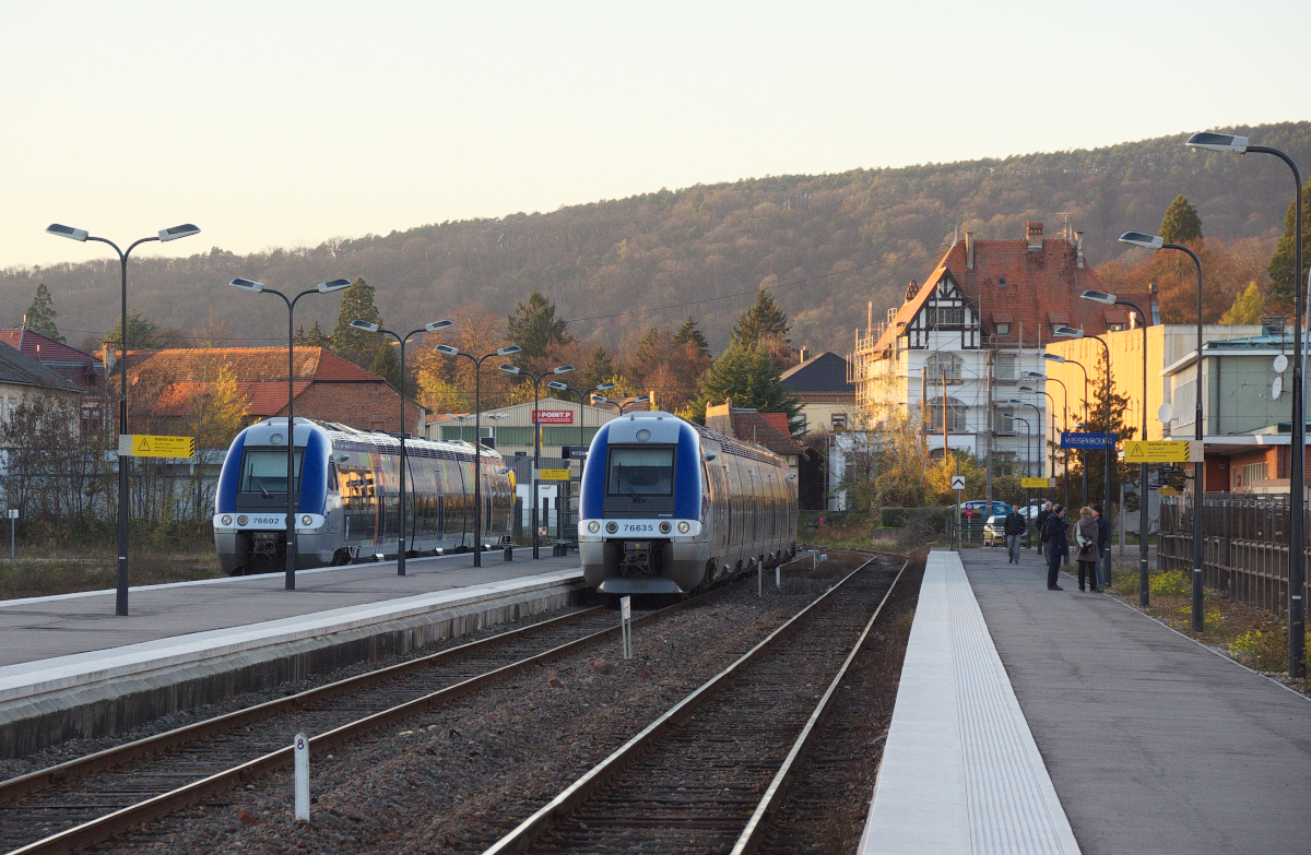 Gare de Wissembourg. Der Güterverkehr ist leider weggebrochen aber im Personenverkehr geht es aus dem Kopfbahnhof noch in zwei Richtungen, nämlich Richtung Strasbourg und Richtung Winden/Pfalz. 1997 wurde der eingestellte Personenverkehr über die Grenze von Winden nach Wissembourg reaktiviert. Mit X 76601 sind wir aus Strasbourg gekommen, 76635 wird gleich nach dem Anschlußzug aus Neustadt/W. in Richtung Strasbourg aufbrechen. 15.11.2015