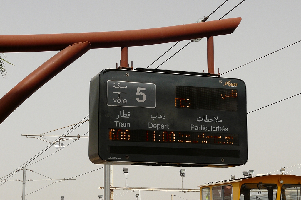 Gare Marrakesch, Bahnhofsanzeige Zug nach Fes; 29.6.13
