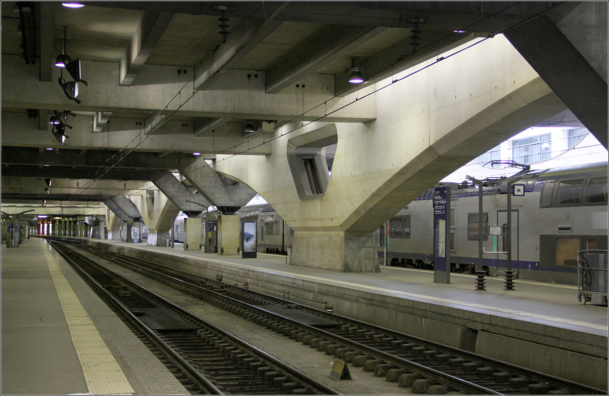 Gare Montparnasse - 

Beindruckende Betonkonstruktion prägen den Pariser Gare Montparnasse. Man sieht, dass die Konstruktion nicht nur ein Bahnhofsdach tragen muss, sondern vielmehr ein mehrstöckiges Bürogebäude. Der Bahnhof erhält dadurch einen fast unterirdischen Charakter. 

20.07.2012 (M)