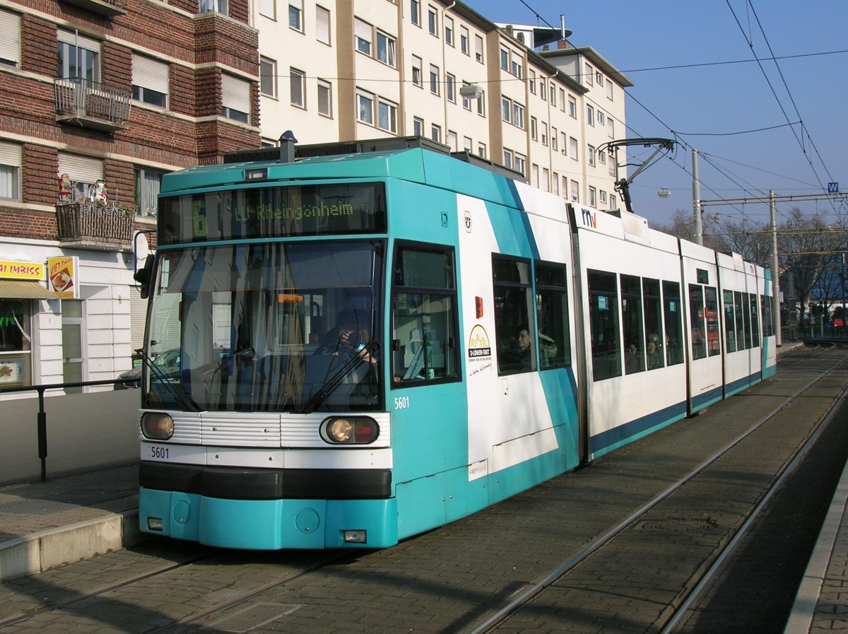 Garnicht mehr so häufig sieht man Straßenbahnen in der alten MVG-Lackierung. Der Wagen 5601 fährt derzeit auch noch werbefrei. Hier am 31.01.2014, leicht verspätet um 13:09 Uhr, an der Haltestelle  Planetarium  in Mannheim. 