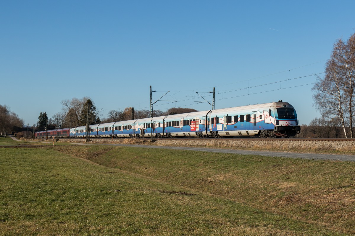 Garnitur und Lok wieder vereint: RJ-Garnitur 51 und 1116 251  Ski Austria  am 6. Dezember 2015 bei Übersee.