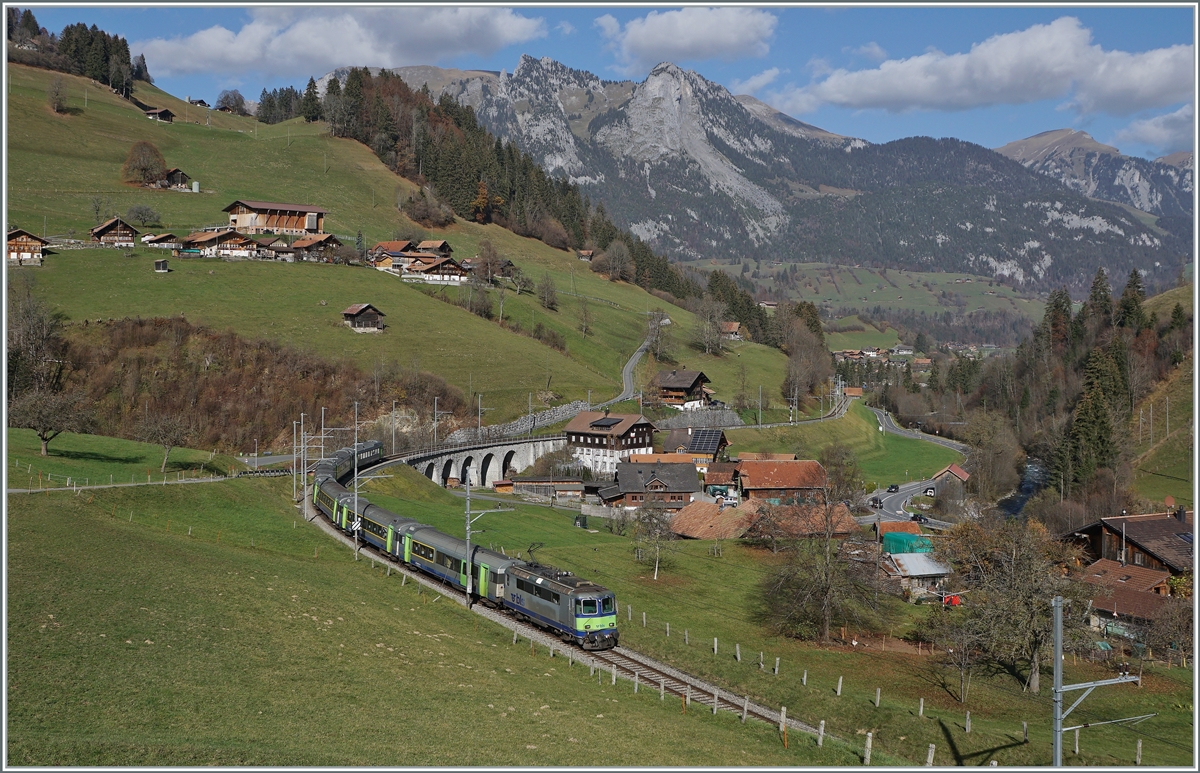 Garstatt, eine herrliche Fotostelle im Simmental und doch hat das auf den ersten Blick so beschauliche Motiv seine Tücken: Weder um zwölf Uhr noch um vierzehn Uhr ist der Zug UND das Viadukt im  besten Licht  und um ein Uhr fährt keine RE...
Doch mit etwas Geduld kann ich nun doch Zug und Viadukt im Besten Licht zeigen: Ich mussten nur warten bis der  Zwölf Uhr  Zug eine Stunde später fuhr, durch die Umstellung von Sommer- auf Winterzeit.

Die BLS Re 4/4 II 501 ist mit ihrem RE von Zweisimmen nach Interlaken Ost unterwegs.

9. Nov. 2020