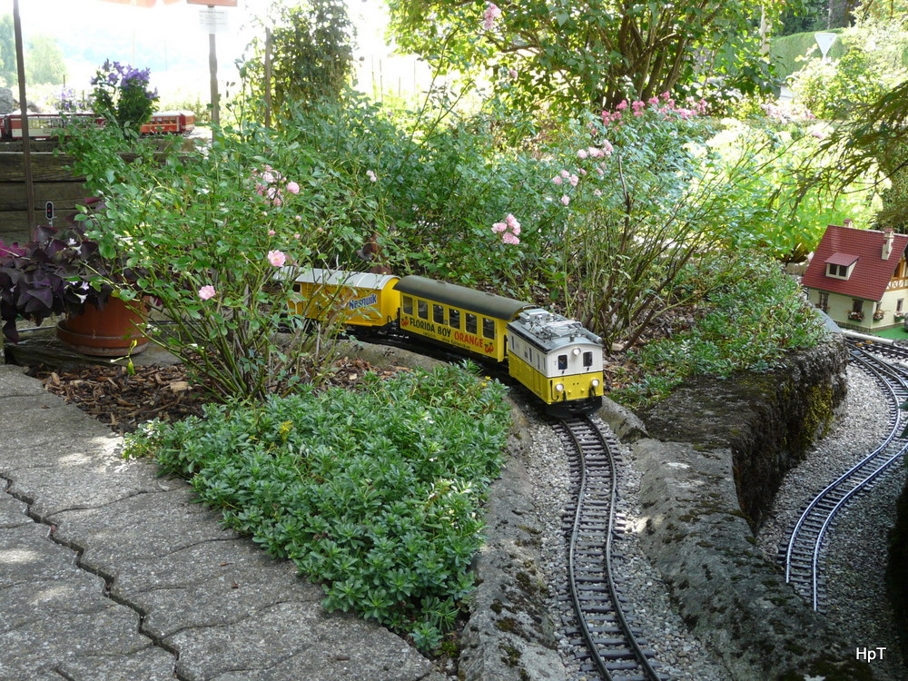 Gartenanlage der Stockerenbahn in Bolligen/BE .. Bummelzug unterwegs am 11.08.2013