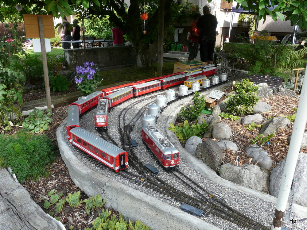 Gartenanlage der Stockerenbahn in Bolligen/BE .. Oberer Bahnhof mit div. Zgen am 11.08.2013