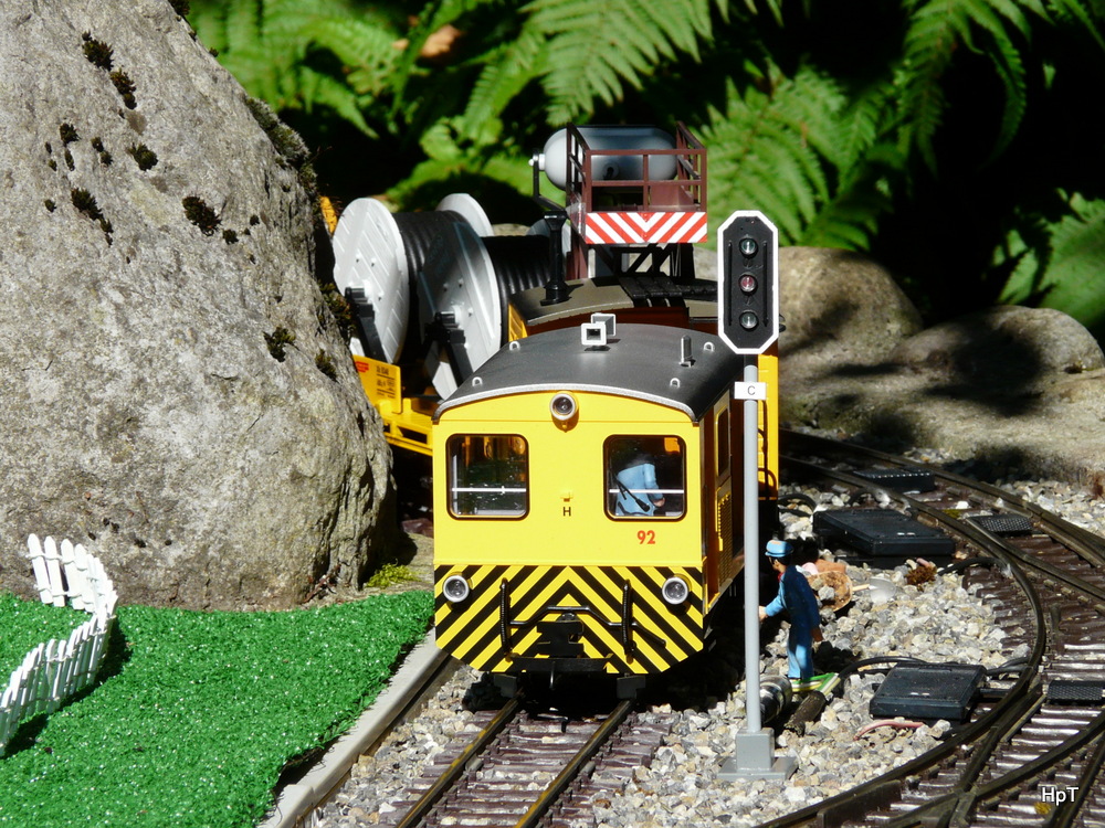 Gartenanlage der Stockerenbahn in Bolligen/BE ..Baudiesntzug bei der Arbeit am 11.08.2013 

