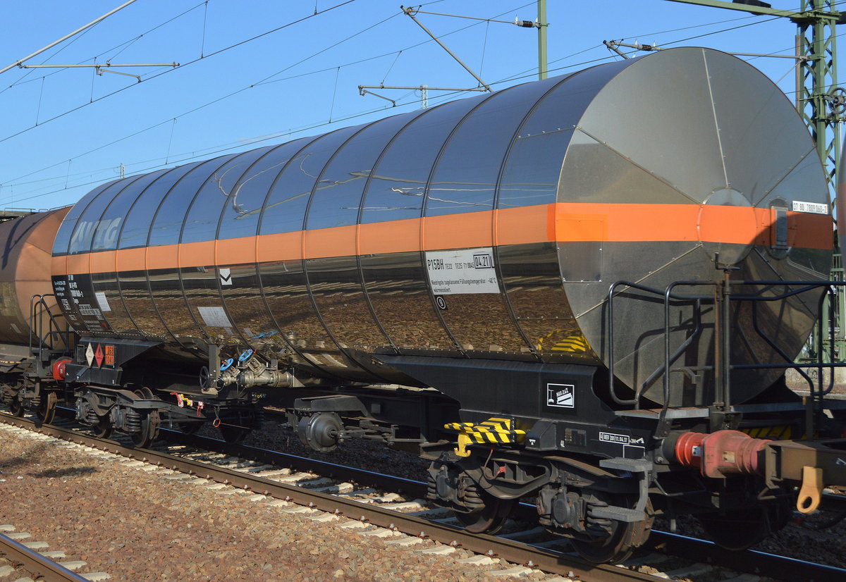 Gasdruckkesselwagen vom Einsteller VTG in Hamburg mit der Nr. 37 RIV 80 D-VTG 7809 060-2 Zagns (UN-Nr.: 263/1040 = Ethylenoxid) am 21.08.18 Bf. Flughafen Berlin-Schönefeld.