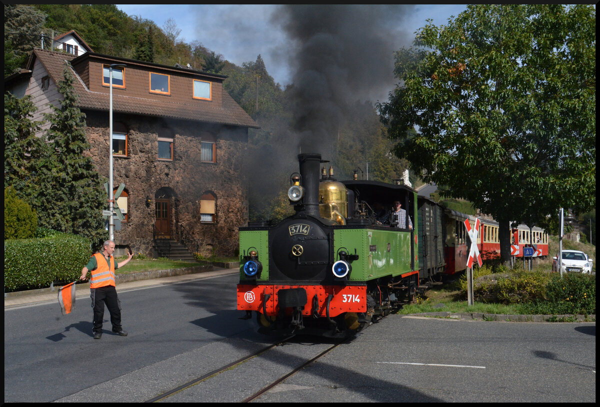 Gast aus Frankreich: Anl�sslich 125 Jahre Brohltalbahn fuhr am Samstag, 03.10.2026, die Dampflokomotive 031T 3714 der Chemins de fer de la Baie de Somme (CFBS) auf der Brohltalbahn Sonderz�ge zwischen Brohl (BE) und Oberzissen, hier am B� Waldorfer Stra�e in Niederzissen. Die �ber hundert Jahre alte Maschine (Baujahr 1909) war per Stra�entieflader aus Frankreich zum Jubil�ums ins Brohltal angereist.