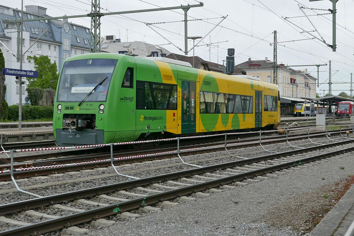 Gast-/Leihtriebwagen der Strohgäubahn im Einsatz für die Bodensee-Oberschwaben-Bahn. 650 361-8 verlässt Friedrichshafen am 10.05.2021 als RB 91 / RB 87578 nach Ravensburg.