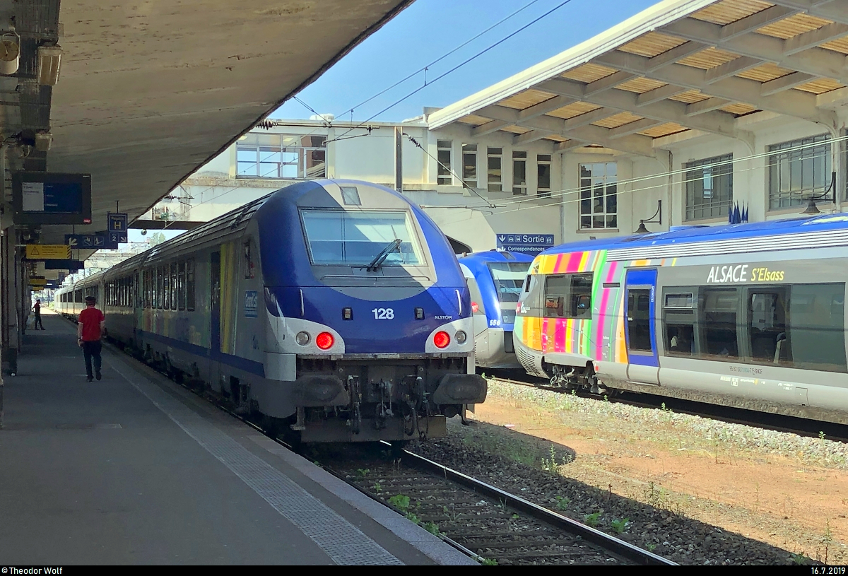 Gastaufnahmen aus Frankreich II:
Smartphone-Aufnahme von Steuerwagen 128 mit einer BB 26000 als Zuglok der Transport express régional TER Alsace (SNCF) als TER96222 von Basel SBB (CH) nach Strasbourg (F), der im Bahnhof Mulhouse Ville (F) steht.
[16.7.2019]

© Theodor Wolf
Der Fotograf ist mit der Veröffentlichung auf meinem Account ausdrücklich einverstanden und behält alle Rechte am Bild.