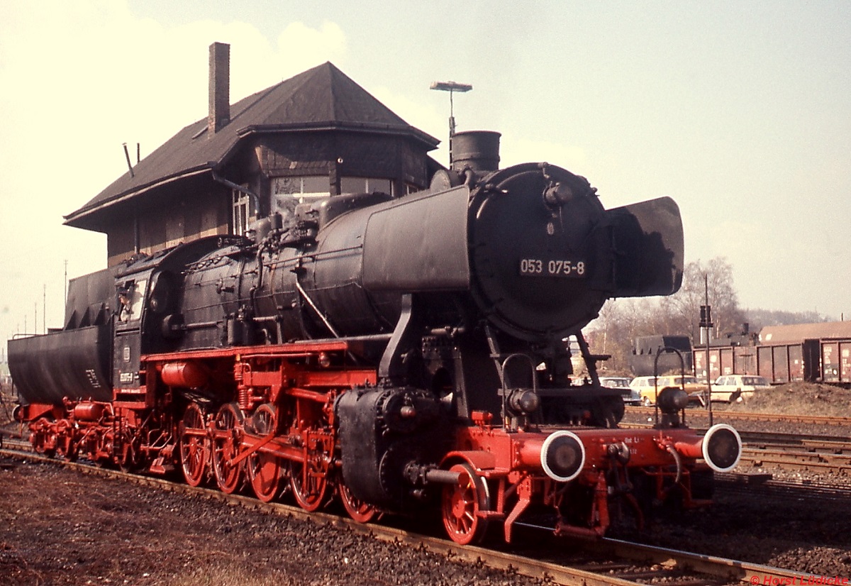 Gastlok beim Dampflok-Abschied im Bw Stolberg im April 1976 war 053 075-8 des Bw Duisburg-Wedau. Die Lok war damals unter Eisenbahnfreunden bekannt, da sie die letzte DB-50er mit einem Wannentender war.