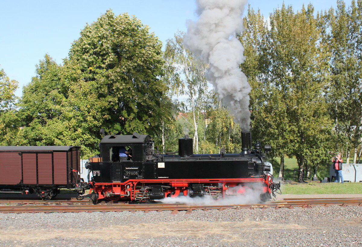 Gastlok SDG 99 608 mit dem P 177 nach Benndorf, am 30.09.2023 in Hettstedt-Kupferkammerhtte. Zum historischen Eisenbahnwochenende war die schs. IV K  bei der Mansfelder Bergwerksbahn im Einsatz.