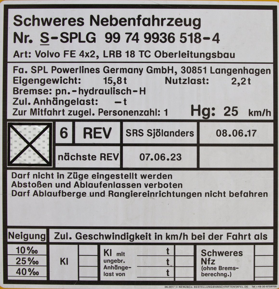 Gattungskennzeichen am VOLVO Zweiwegefahrzeug. 
S-SPLG 99 74 9936 518-8, ein Fahrzeug mit Stromabnehmer und Arbeitsbühne.
01.05.2021 09:58 Uhr. Coswig (Sachsen)
