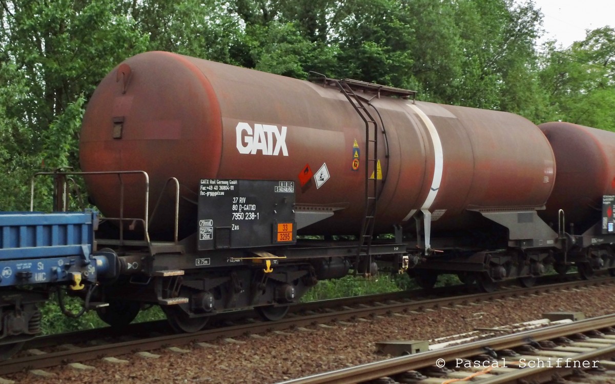 GATX Zas 37 80 7950 238-1 D-GATXD, leer (UN 3295 - Kohlenwasserstoffen), in einem Mischer nach Polen in Elsterwerda-Biehla, 18.05.2014.