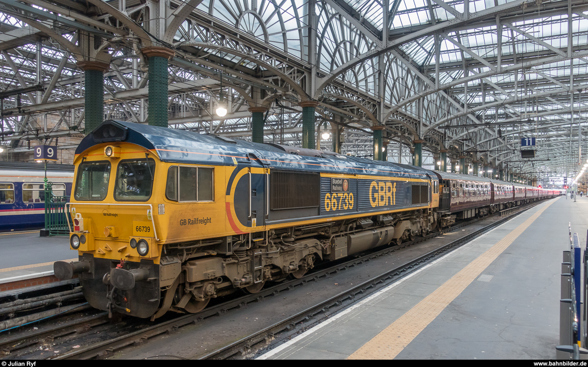 GBRf 66739 steht am 27. August 2017 mit dem Royal Scotsman in Glasgow Central.