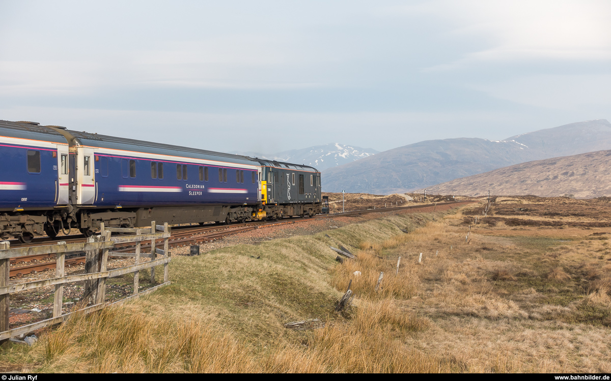 GBRf 73969 mit dem Caledonian Sleeper nach Fort William am 23. April 2019 im Bahnhof Corrour. Nur gerade der letzte Wagen des Zuges findet am kurzen Perron Platz.