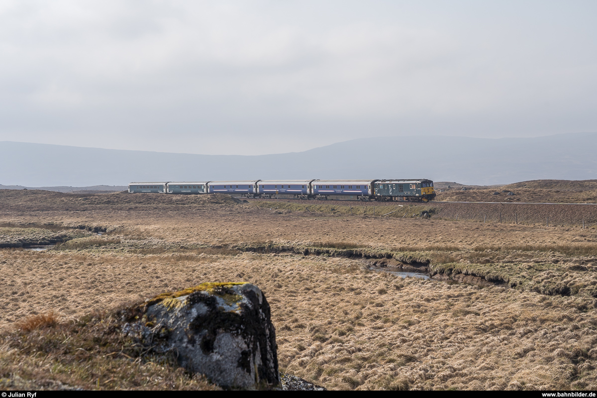 GBRf 73969 mit dem Caledonian Sleeper von London Euston nach Fort William am 24. April 2019 im Rannoch Moor kurz vor Corrour.