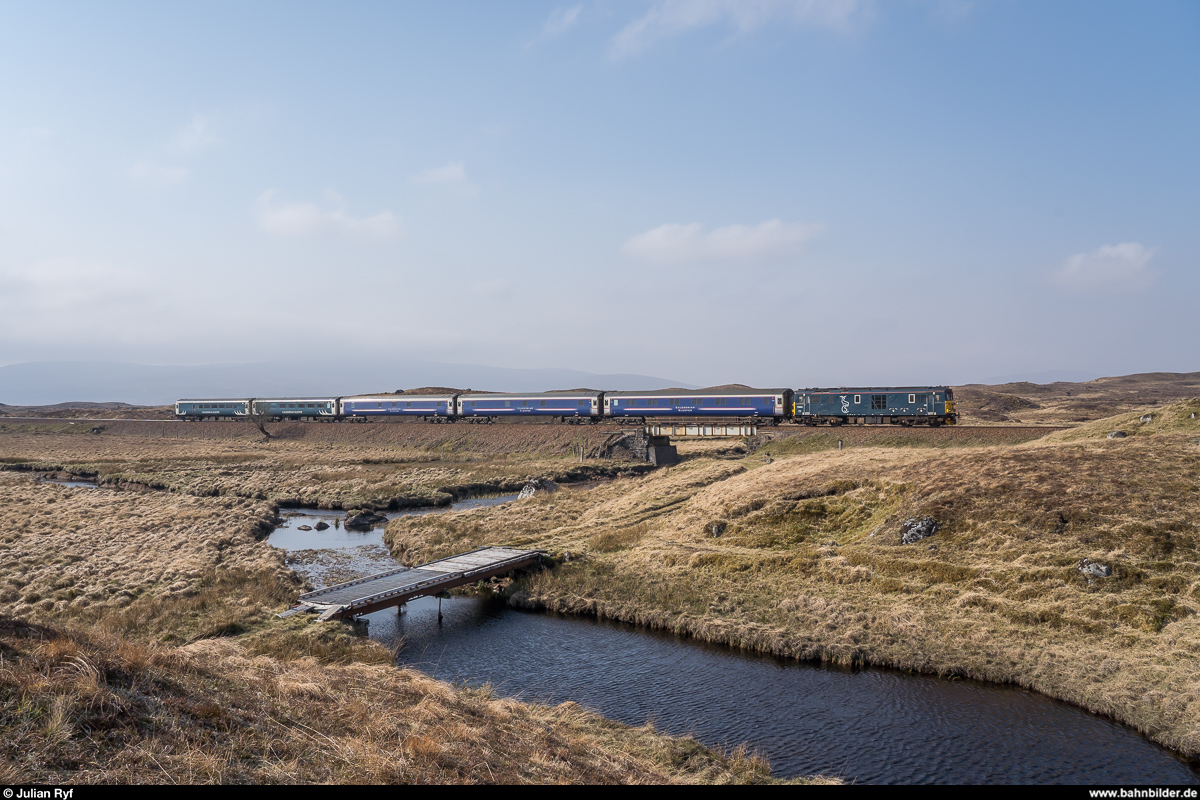 GBRf 73969 mit dem Caledonian Sleeper von London Euston nach Fort William am 24. April 2019 im Rannoch Moor kurz vor Corrour.