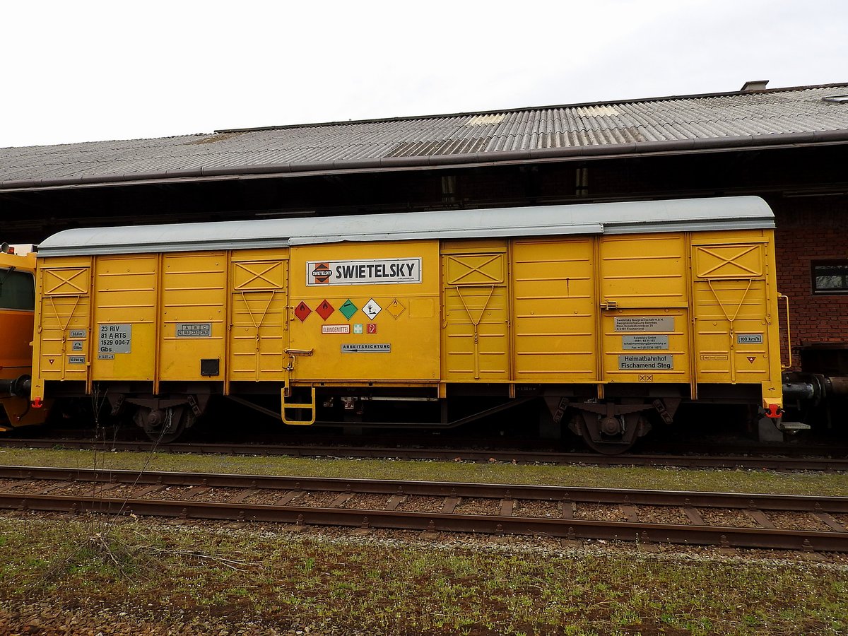 Gbs 23 81(A-RTS)1529 004-7, steht am Bhf. Ried für den nächsten Einsatz bereit; 180412