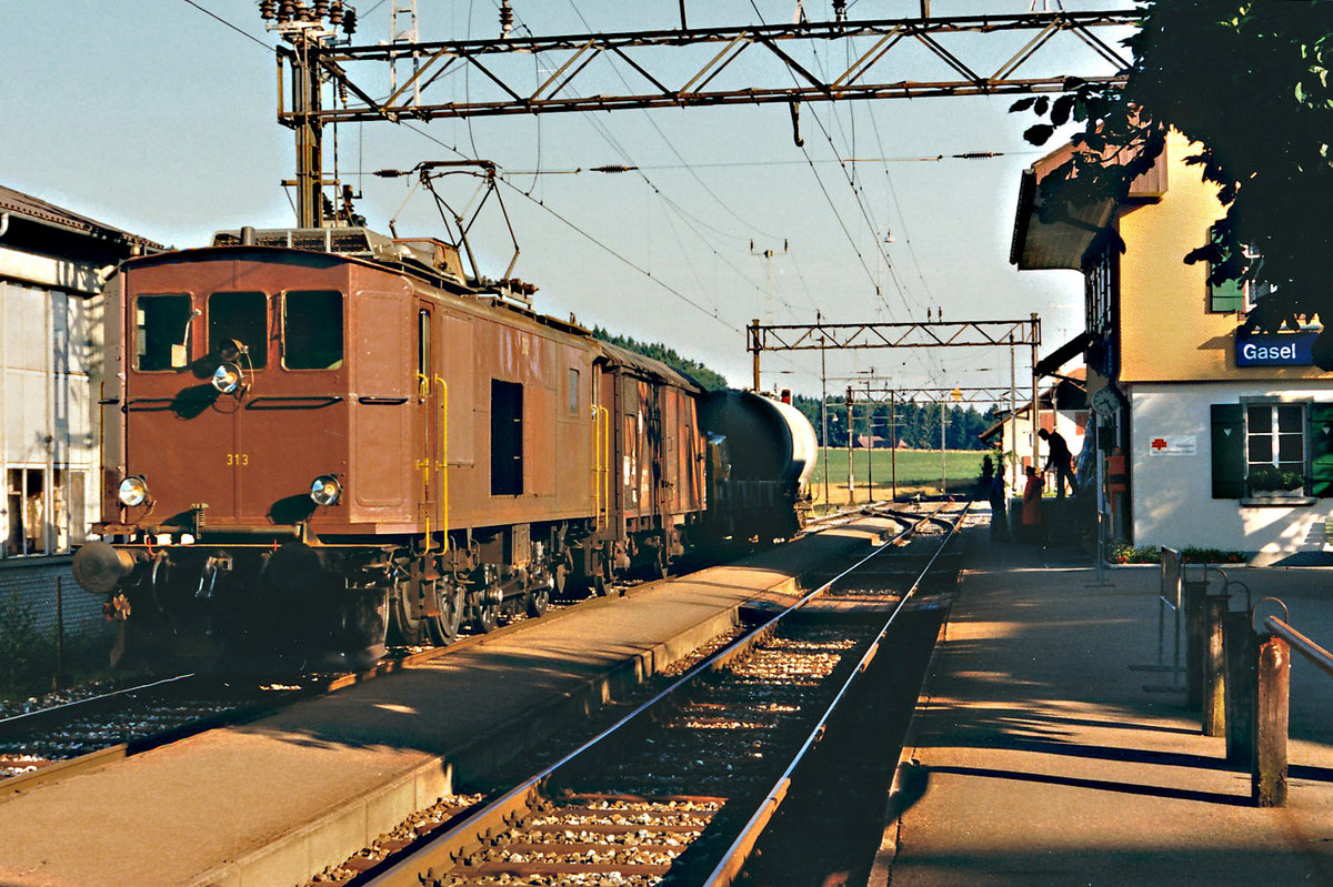 GBS/BLS: Güterzug nach Schwarzenburg mit der GBS Ce 4/4 313, Baujahr 1920,  beim Zwischenhalt in Gasel im August 1987. 
Es war vorgesehen diese Lok vom Verein Dampflok 51 Schwarzenburg zu erhalten. Da der Verein selbst keine Mitglieder aufbringen konnte, die alte Dame zu restaurieren, wurde die Lokomotive dem Verein  Salon bleu  verkauft. Da sämtliche Rettungsversuche scheiterten, wurde sie schliesslich im Oktober 2008 zur Verschrottungsfirma Schnyder in Emmen überführt.
Foto: Walter Ruetsch
