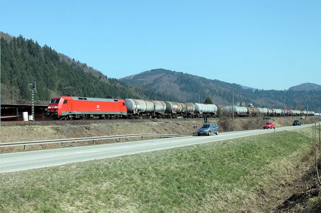 GC 61038 mit 152 093-1 beim Hausacher Hechtsberg, aufgenommen von der Total-Tankstelle (20.03.2015)