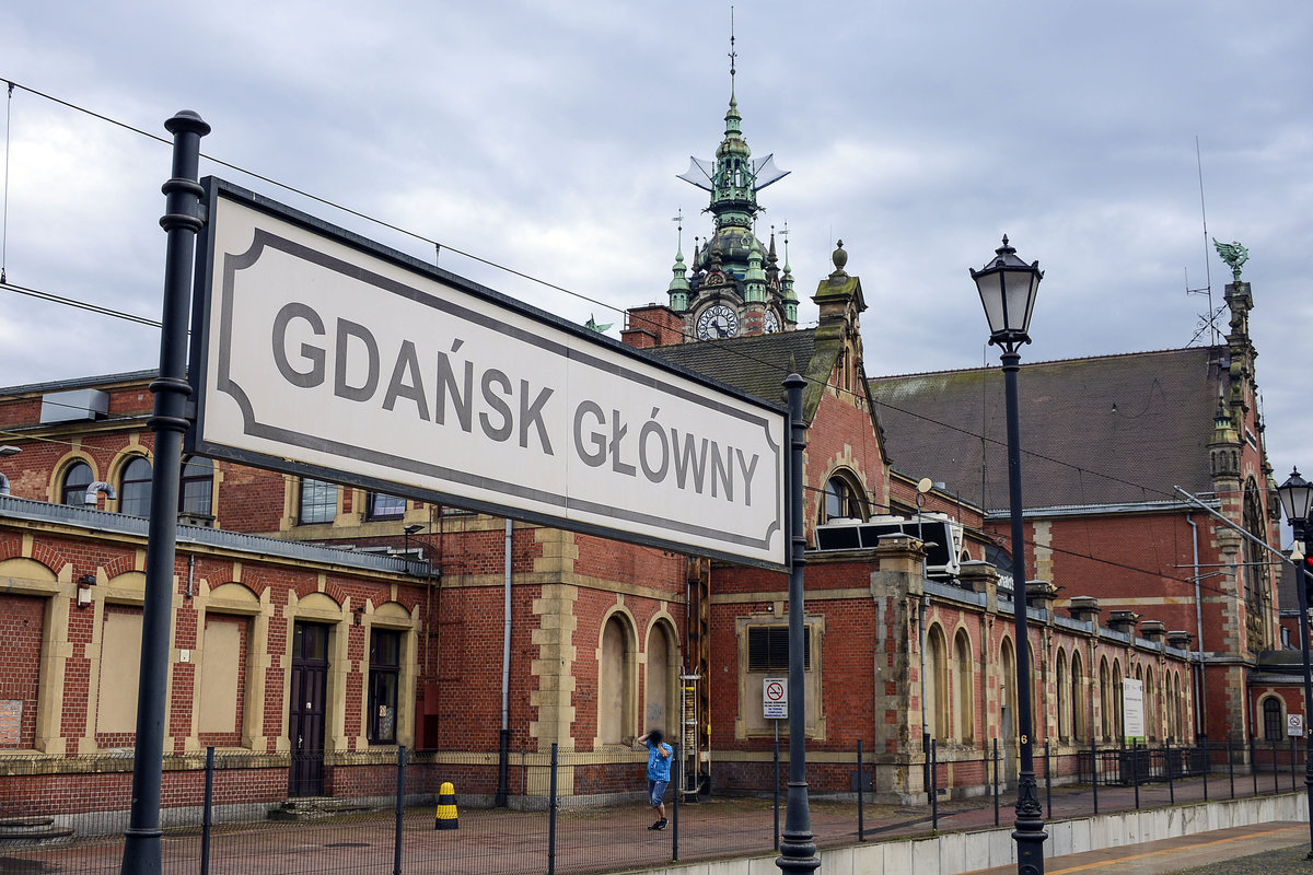 Gdańsk Główny – bis 1945 Danzig Hauptbahnhof – wurde von 1896 bis 1900 im Stil der Neurenaissance erbaut, 1945 jedoch in Brand gesetzt und zerstört. Nach dem Zweiten Weltkrieg wurde er im ursprünglichen Stil wiederaufgebaut. Aufnahme: 12. August 2019.