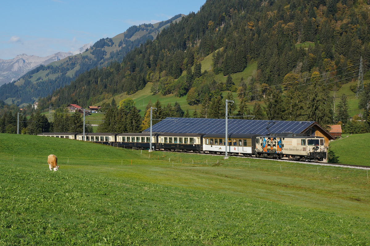 GDe 4/4 6001 zieht am 04.10.2014 den GoldenPass Classic von Gruben Richtung Schönried.