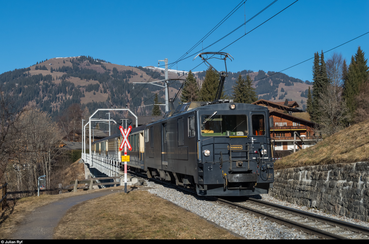 GDe 4/4 6002 fährt am 30. Dezember 2015 mit einem GoldenPass Classic über den Gstaader Viadukt.