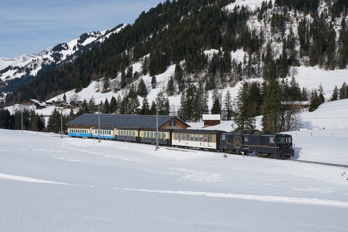 GDe 4/4 6002 verlässt am 06.02.2016 Gruben in Richtung Zweisimmen.