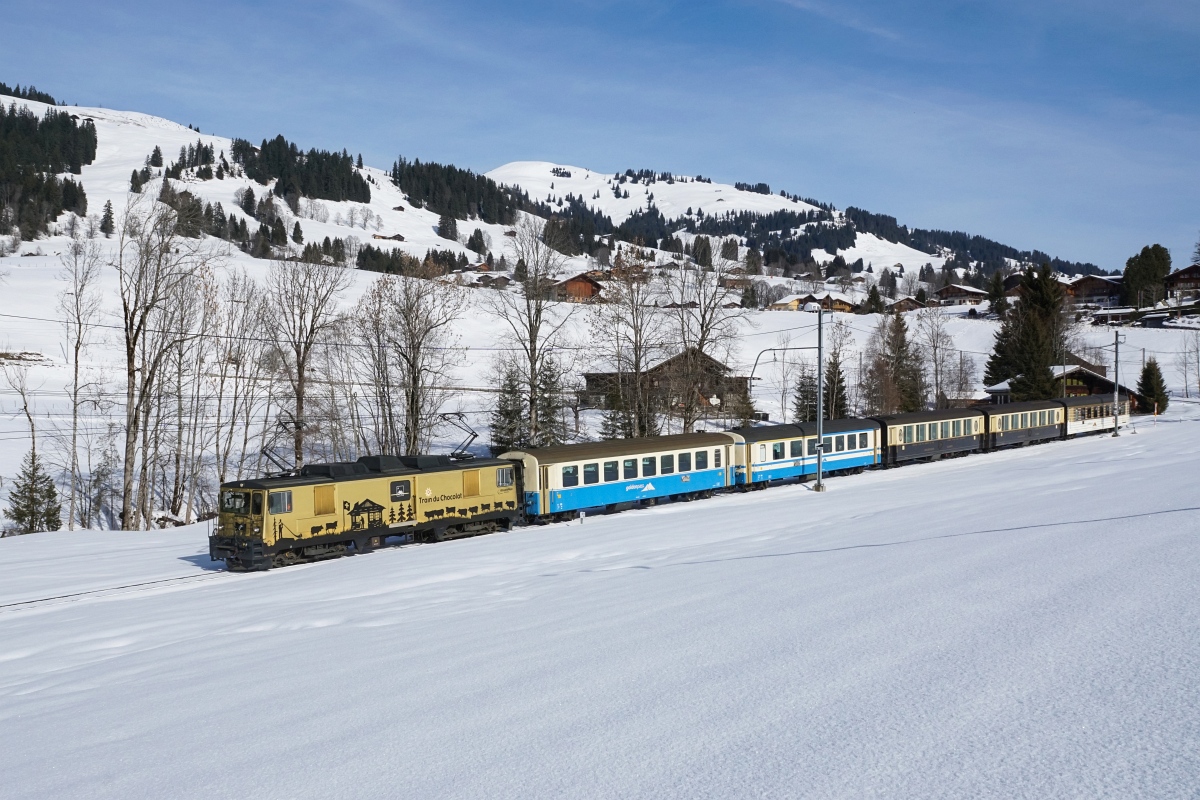 GDe 4/4 6003 zieht am 06.02.2016 den Regio 2217 / GoldenPass Classic von Schönried Richtung Gruben.