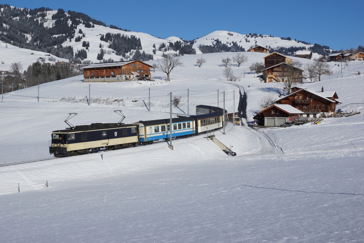 GDe 4/4 6004 befindet sich am 27.12.2013 mit dem GoldenPass Classic bei Gruben.