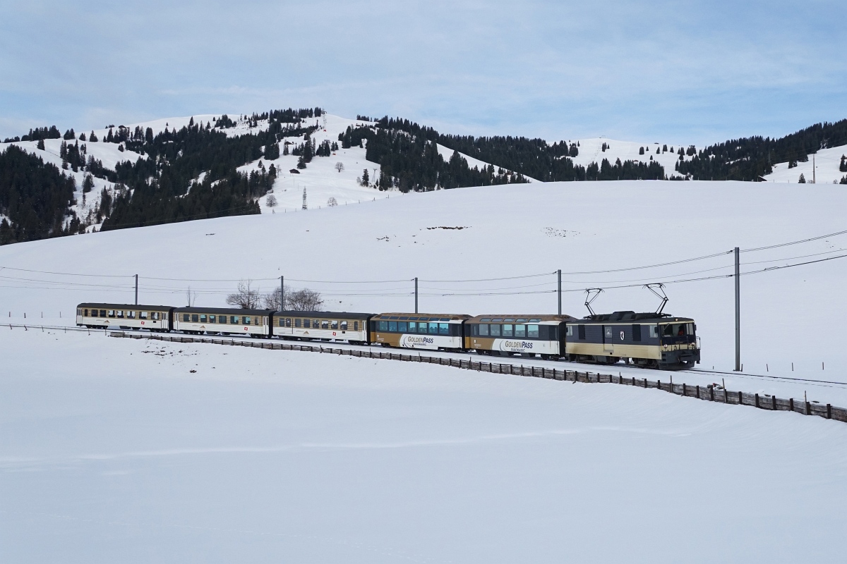 GDe 4/4 6004 befindet sich am 06.02.2016 mit dem Regio 2213 unterhalb von Schönried.