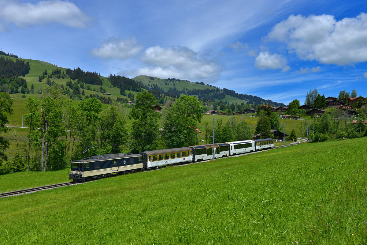 GDe 4/4 6004 mit einem Regio am 20.06.2016 bei Schönried. 