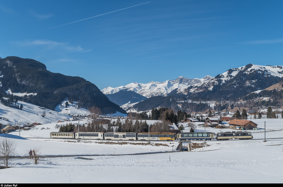 GDe 4/4 6004 mit GoldenPass Panoramic am 13. Februar 2017 zwischen Gstaad und Gruben.
