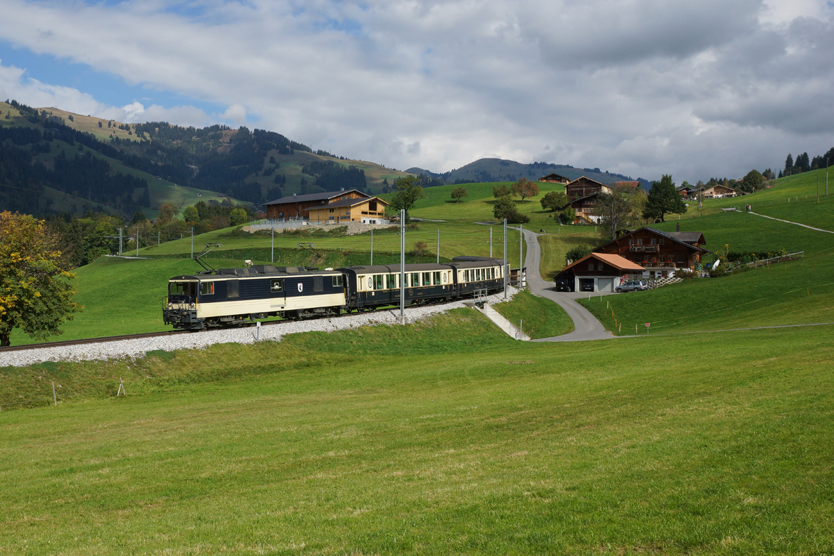 GDe 4/4 6004 zieht am 04.10.2014 den GoldenPass Classic von Gruben Richtung Gstaad.