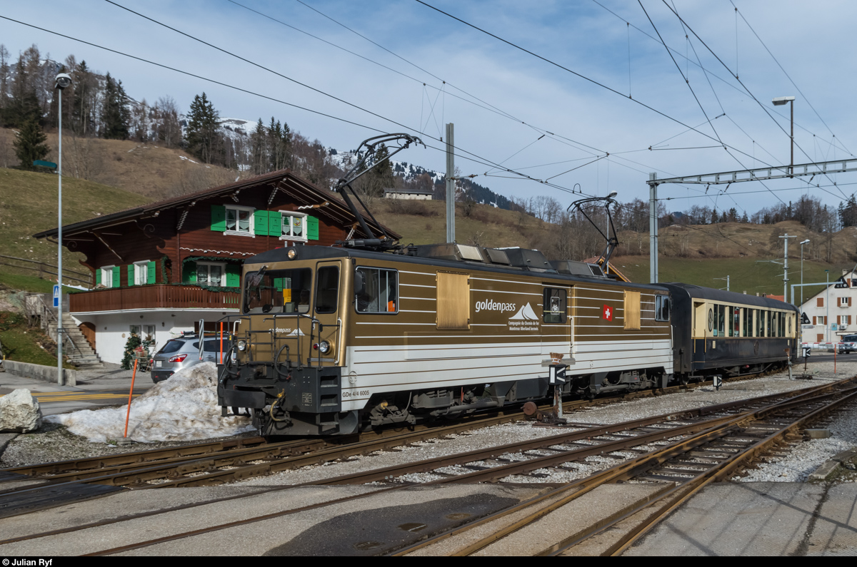 GDe 4/4 6005 erreicht am 30. Januar 2016 den Bahnhof Montbovon.