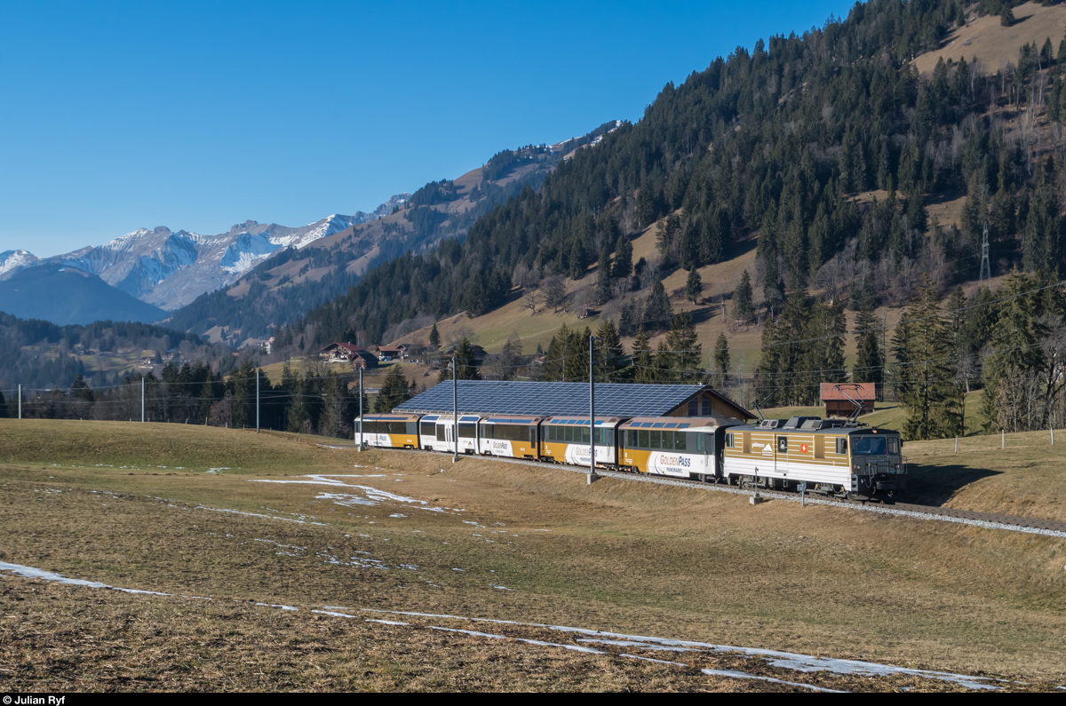 GDe 4/4 6005 mit einem GoldenPass Panoramic am 30. Dezember 2015 kurz nach Gruben.