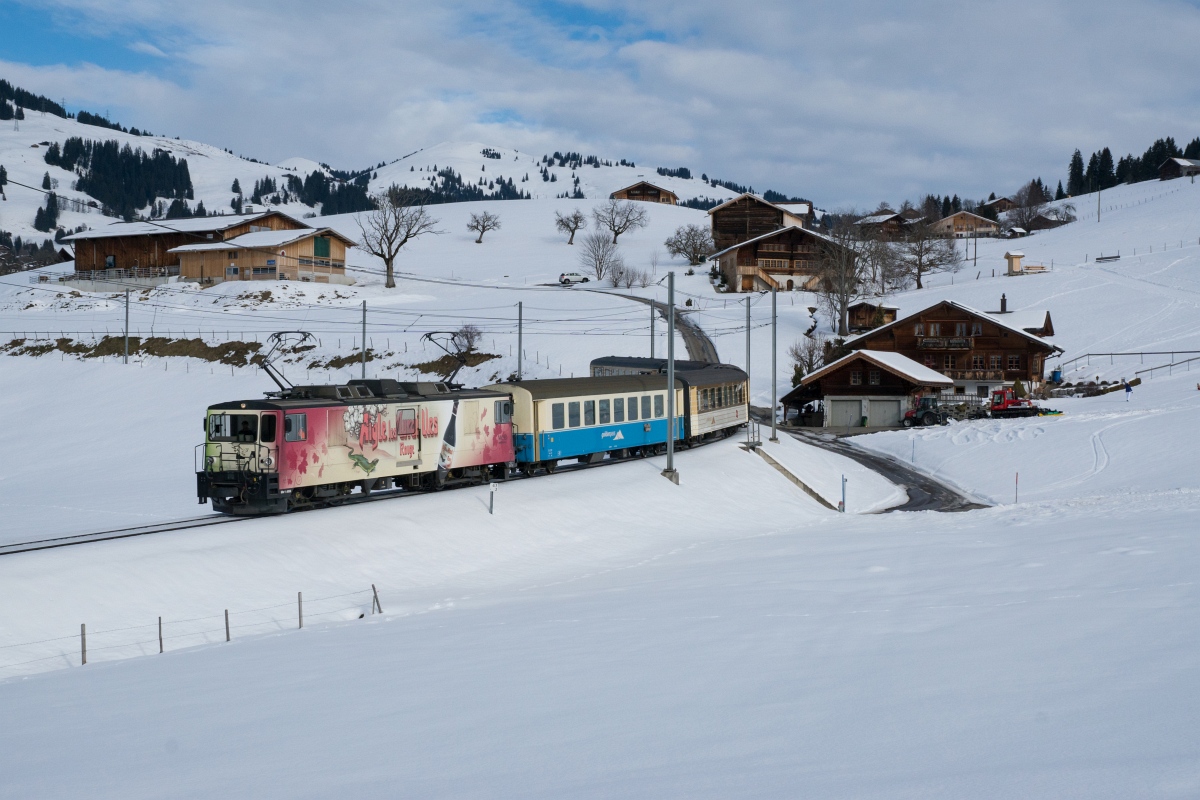 GDe 4/4 6006 befindet sich am 24.01.2016 zwischen Gruben und Gstaad.